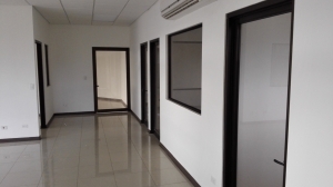 Suministro e instalación de cerramientos en vidrio y aluminio